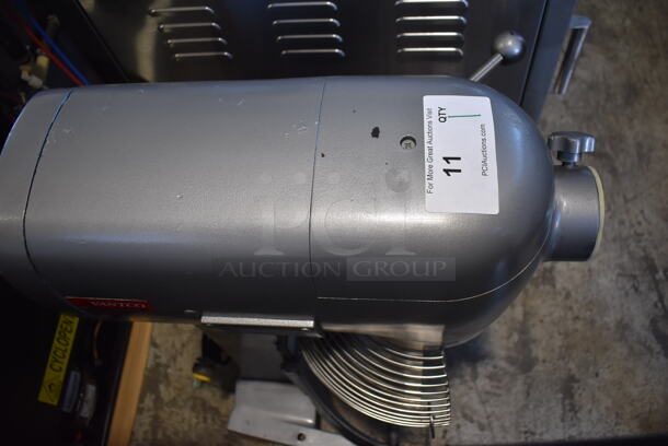 Avantco MX20 Metal Commercial Countertop 20 Quart Planetary Dough Mixer w/ Bowl Guard. 120 Volts, 1 Phase. 16x20x31. Tested and Working! - Image 4 of 8