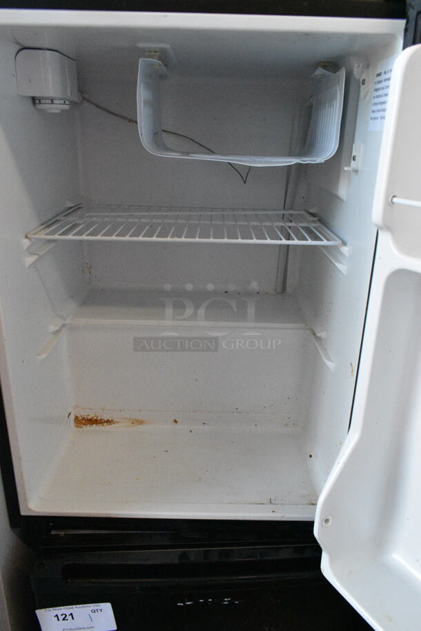 Haier HC27SF10RB Metal Mini Cooler. 115 Volts, 1 Phase. Tested and Does Not Power On - Image 3 of 5