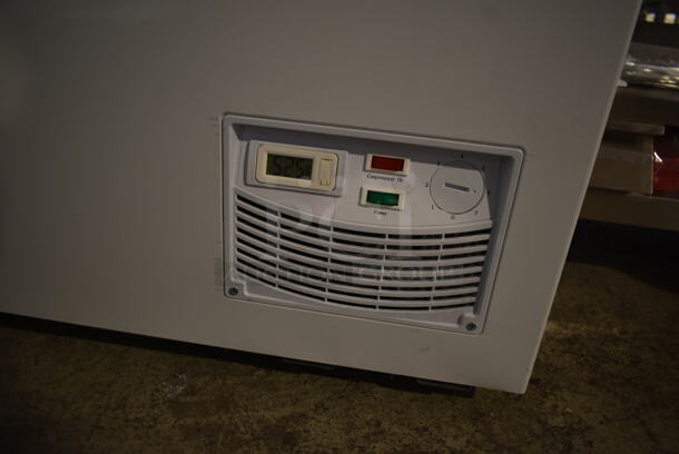 BRAND NEW SCRATCH AND DENT! Galaxy 177CF25HC Metal Chest Freezer. 115 Volts, 1 Phase. Tested and Working! - Image 2 of 5