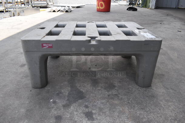 Metro Gray Poly Dunnage Rack. - Image 1 of 5