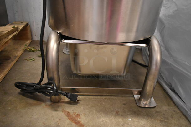 BRAND NEW SCRATCH AND DENT! 2022 Avantco 177PPF40 Stainless Steel Commercial Floor Style 40 Pound Potato Peeler. 120 Volts, 1 Phase. Tested and Working! - Image 9 of 11