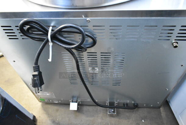 BRAND NEW SCRATCH AND DENT! Avantco 177CO28M Stainless Steel Commercial Countertop Electric Powered Half Size Convection Oven. 208/240 Volts, 1 Phase.  - Image 5 of 6