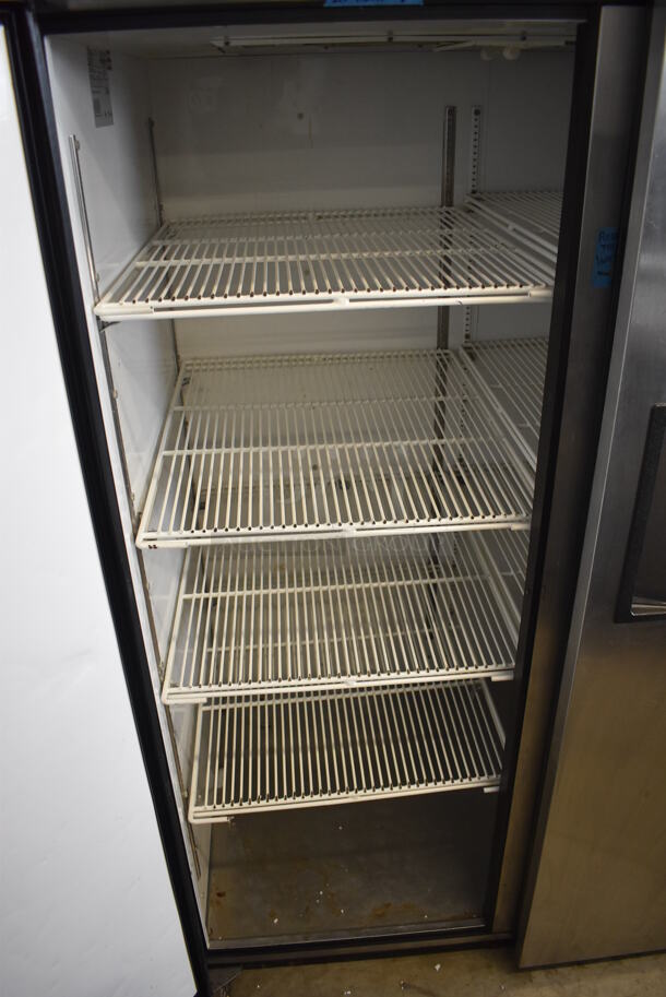 True TG2R-2S Stainless Steel Commercial 2 Door Reach In Cooler w/ Poly Coated Racks. 115 Volts, 1 Phase. Tested and Working! - Image 4 of 6
