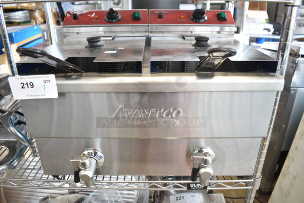 BRAND NEW SCRATCH AND DENT! 2023 Avantco 177F202 Stainless Steel Commercial Countertop Electric Powered 2 Bay Fryer w/ Lids and Metal Fry Baskets. 208-240 Volts, 1 Phase. Tested and Working! - Image 2 of 6