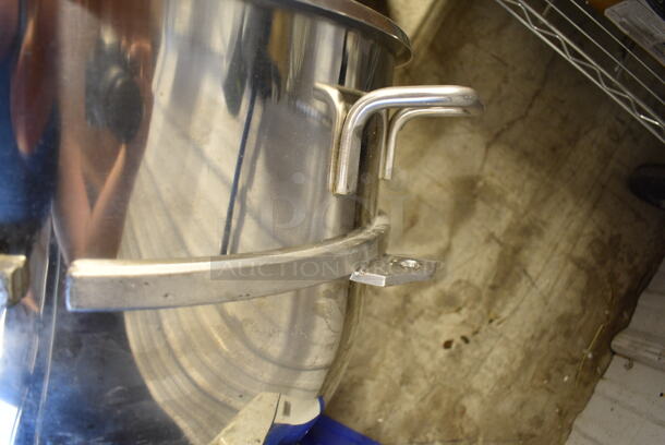 BRAND NEW SCRATCH AND DENT! Stainless Steel Mixing Bowl.  - Image 5 of 10