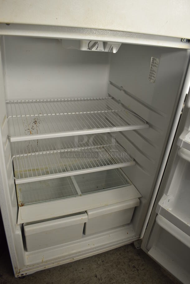 Whirlpool W4TXNWFWQ01 Metal Cooler Freezer Combo Unit. 115 Volts, 1 Phase. 28x28x63. Tested and Powers On But Does Not Get Cold - Image 5 of 7