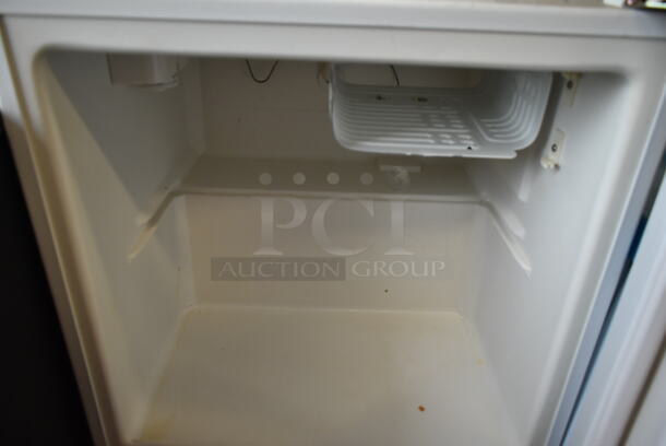 Avanti 18-3RW/RC Metal Mini Cooler. 115 Volts, 1 Phase. Tested and Powers On But Does Not Get Cold - Image 2 of 4