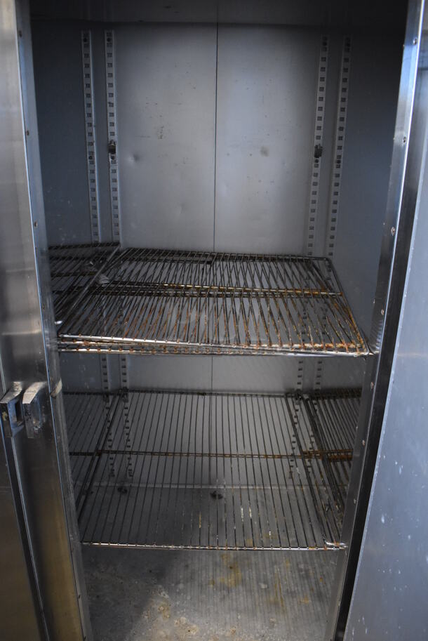 Traulsen G30010 Stainless Steel Commercial 3 Door Reach In Cooler w/ Metal Racks on Commercial Casters. 115 Volts, 1 Phase. 76x34x83. Tested and Working! - Image 4 of 7
