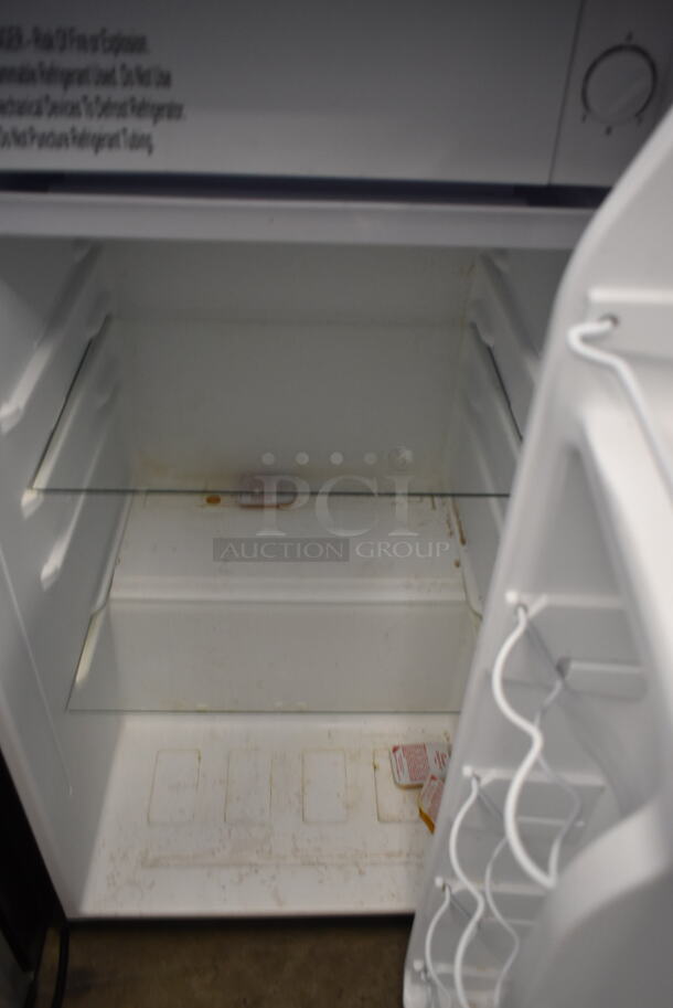 Galanz GLR33MBKE23 Metal Mini Cooler. 115 Volts, 1 Phase. Tested and Powers On But Does Not Get Cold - Image 4 of 5