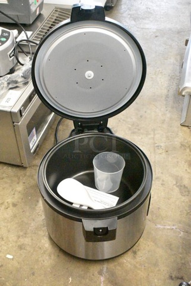 BRAND NEW SCRATCH AND DENT! Avantco 177RCSA60 60 Cup (30 Cup Raw) Sealed Electric Rice Cooker / Warmer. 120 Volts, 1 Phase. Tested and Working! - Image 2 of 5