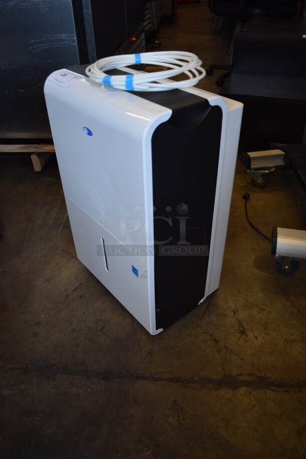 BRAND NEW SCRATCH AND DENT! Whynter Metal Portable Dehumidifier on Casters. 115 Volts, 1 Phase. Tested and Working! - Image 3 of 6