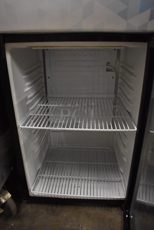 360SC52 Metal Commercial Mini Cooler Merchandiser. 110-120 Volts, 1 Phase. 16.5x17x31.5. Tested and Working! - Image 3 of 5