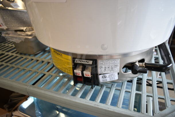 BRAND NEW SCRATCH AND DENT! RiceMaster Town RM-55P-R Liquid Propane 110 Cup (55 Cup Raw) Gas Rice Cooker and Warmer.  - Image 5 of 8