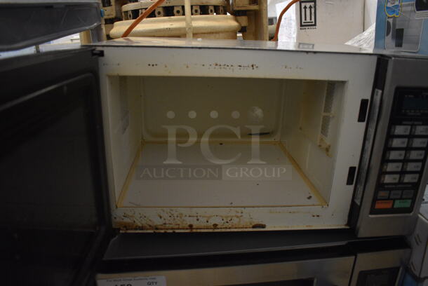 2015 Panasonic NE-1054F Metal Countertop Commercial Microwave Oven. 120 Volts, 1 Phase. 20x13x12 - Image 4 of 5