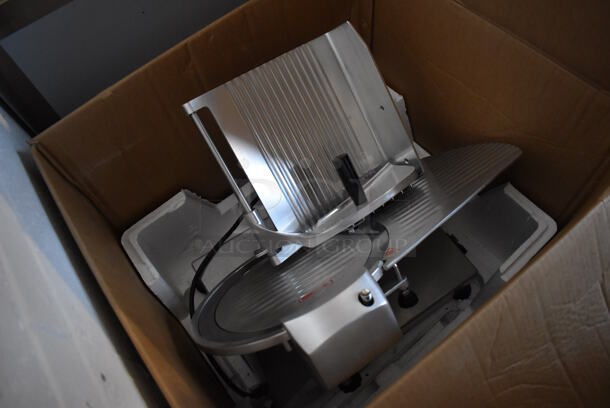 IN ORIGINAL BOX! LIKE NEW! Backyard Pro 554SL112E Stainless Steel Commercial Countertop Meat Slicer w/ Blade Sharpener. 120 Volts, 1 Phase. 22x19x19. Tested and Working! - Image 3 of 6