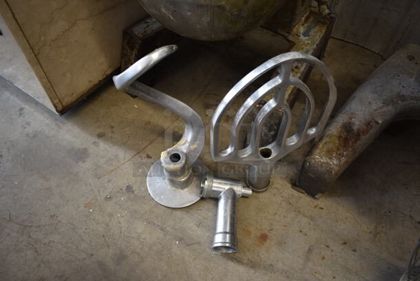 Hobart D-300 Metal Commercial Floor Style 30 Quart Planetary Dough Mixer w/ Metal Mixing Bowl, Meat Grinder Piece, Dough Hook and Paddle Attachment. 208 Volts, 3 Phase. - Image 3 of 7