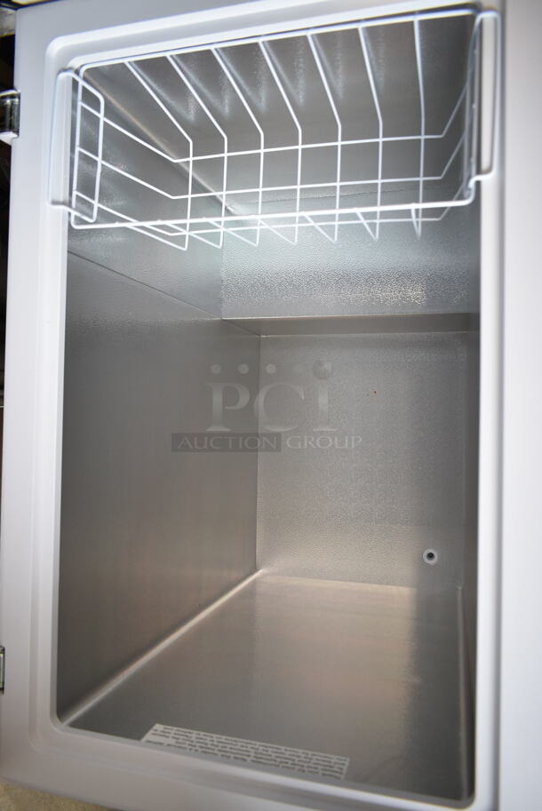 Frigidaire EFRF7003-6COM Metal Chest Freezer w/ Hinge Lid. 115 Volts, 1 Phase. Tested and Working! - Image 3 of 4