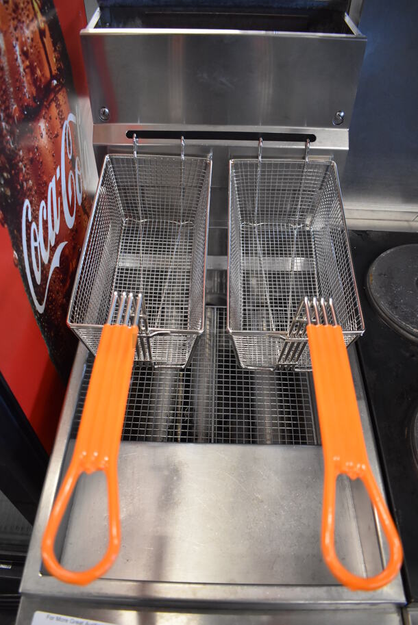 Dynamic Cooking Systems DCS Stainless Steel Commercial Natural Gas Powered Deep Fat Fryer w/ 2 Metal Fry Baskets. 16x34x49 - Image 4 of 6