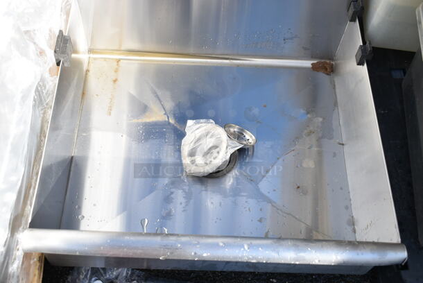 BRAND NEW SCRATCH AND DENT! Stainless Steel Single Bay Sink.  - Image 4 of 4
