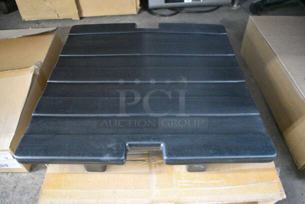 BRAND NEW IN BOX! Black Poly Shelf Ice Caddy. 16.5x16.5x3.5