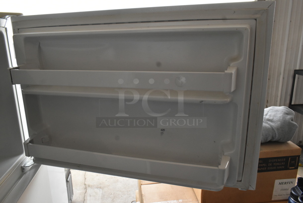 Whirlpool ET1MHKXMQ04 Metal Cooler Freezer Combo. 115 Volts, 1 Phase. Tested and Powers On But Does Not Get Cold - Image 3 of 6