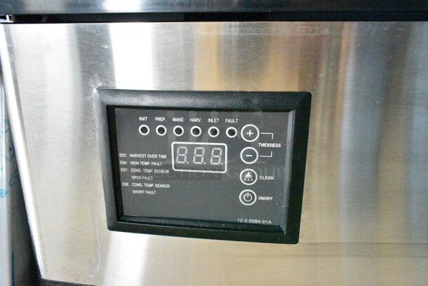 BRAND NEW SCRATCH AND DENT! Avantco 194UCF280A Stainless Steel Commercial Self Contained Undercounter 26" Full Cube Ice Machine - 299 lb. See Pictures for Damage to Door. 115 Volts, 1 Phase. - Image 4 of 6