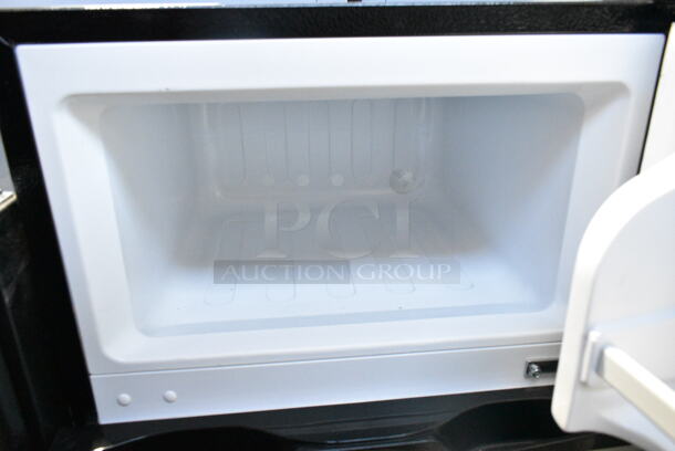Thomson TFR834-6COM Metal Cooler w/ Freezer. 115 Volts, 1 Phase. Tested and Working! - Image 3 of 7