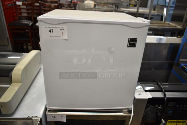 BRAND NEW SCRATCH AND DENT! RCA RFRF110-B Vertical Upright Mini Freezer, 1.1 cu. ft, White. 115 Volts, 1 Phase. Tested and Working! - Image 2 of 6