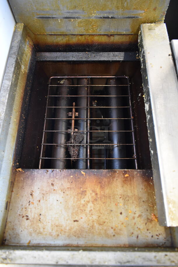 Vulcan 1VEG35M-1 Stainless Steel Commercial Natural Gas Powered Deep Fat Fryer w/ 2 Metal Fry Baskets. 69,000 BTU.  - Image 4 of 8