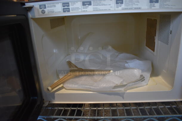 General Electric Countertop Microwave Oven w/ Plate. 22x17x12 - Image 5 of 5