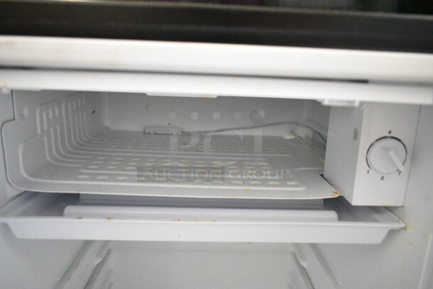 Galanz GLR33MBKE23 Metal Mini Cooler. 115 Volts, 1 Phase. Tested and Powers On But Does Not Get Cold - Image 4 of 5