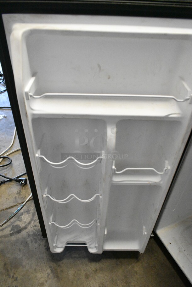 Galanz GLR33MBKE23 Mini Cooler. 115 Volts, 1 Phase. Cannot Test Due To Cut Cord - Image 4 of 5