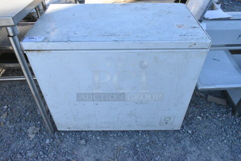 Metal Chest Freezer. 115 Volts, 1 Phase. 