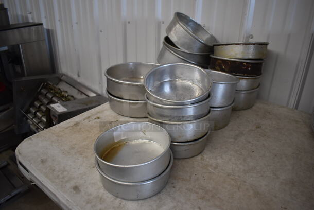 ALL ONE MONEY! Lot of 18 Various Metal Round Baking Pans. Includes 9.5x9.5x2.5, 8.5x8.5x3, 7.5x7.5x2, 6.5x6.5x3, 6.5x6.5x2 - Image 4 of 7