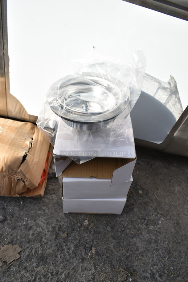 BRAND NEW SCRATCH AND DENT! Steelton 522CS31620LR 84" 18-Gauge Stainless Steel Three Compartment Commercial Sink with 2 Drainboards - 16" x 20" x 12" Bowls - Image 4 of 8