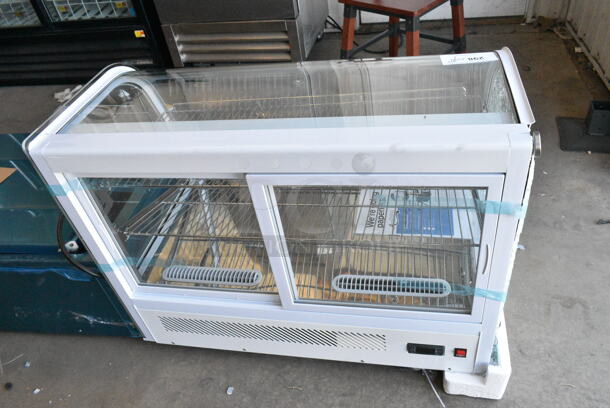 BRAND NEW SCRATCH AND DENT! Avantco 360BCC35HCW 34 1/5" White Refrigerated Countertop Bakery Display Case with LED Lighting. See Pictures for Broken Glass. 115 Volts, 1 Phase. Tested and Working! - Image 6 of 10