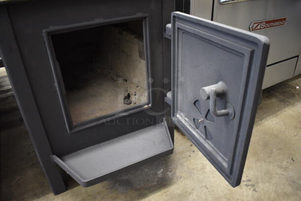 The Boss Black Metal Wood Stove. 21x41x31 - Image 5 of 6