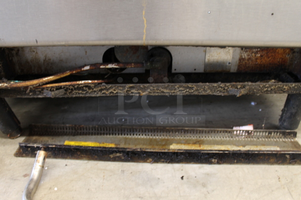 Stainless Steel Commercial Natural Gas Powered 6 Burner Range w/ Oven, Over Shelf and Back Splash. - Image 4 of 4