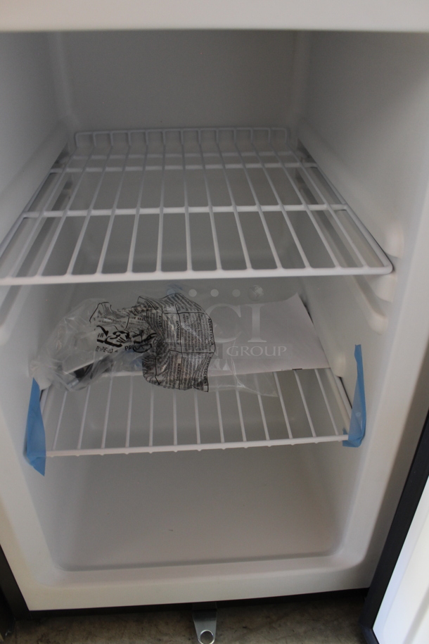 BRAND NEW SCRATCH AND DENT! Whynter CUF-210SSg 2.1 cu.ft Energy Star Upright Freezer with Lock in Rose Gold. 115 Volts, 1 Phase. Tested and Working! - Image 3 of 4