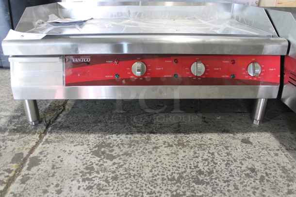 BRAND NEW SCRATCH AND DENT! Avantco 177EG30N Stainless Steel Commercial Countertop Electric Powered Flat Top Griddle w/ Thermostatic Controls. 208/240 Volts, 1 Phase.  - Image 5 of 7