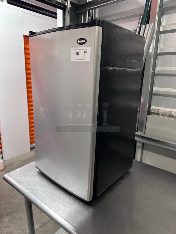 Working! Sanyo SR-3720M - Counter-High Refrigerator 115 Volt Tested and Working! - Image 5 of 10