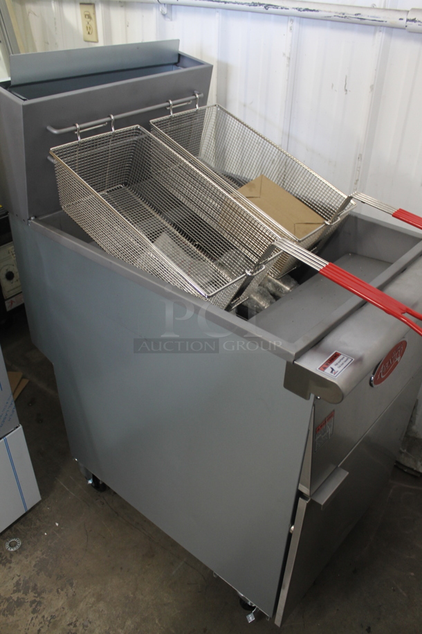 BRAND NEW SCRATCH AND DENT! Avantco FF100 Liquid Propane 70-100 lb. Stainless Steel Tube Floor Fryer on Commercial Casters- 150,000 BTU - Image 10 of 11