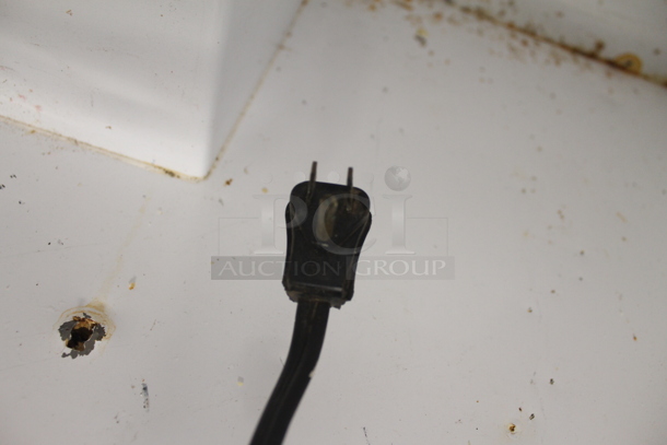 Kelvinator KCM253F Electric White Chest Food Freezer. 115 Volts, 1 Phase. Tested and Working! - Image 7 of 10