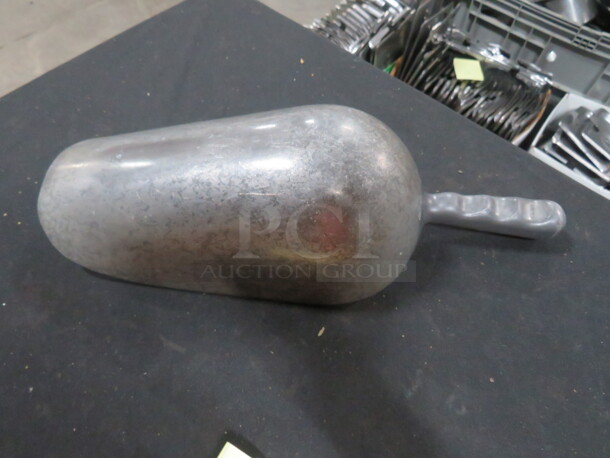 One 58oz Aluminum Ice Scoop. - Image 1 of 1