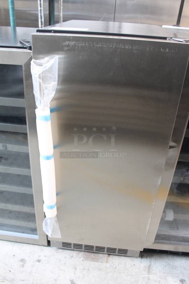 BRAND NEW SCRATCH AND DENT! Danby DIM32D1BSSPR Stainless Steel Commercial 32 Pound Slim Undercounter Self Contained Ice Machine. 115 Volts, 1 Phase. Tested and Working! - Image 3 of 11