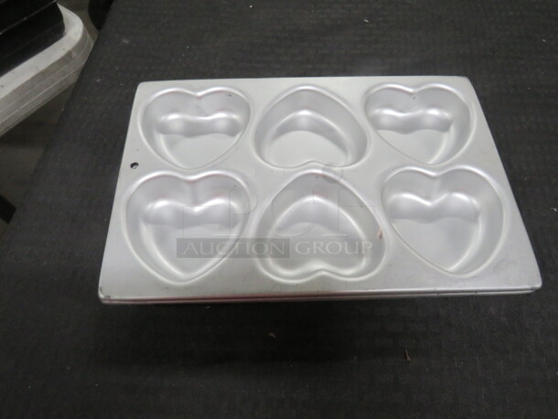 6 Hole Heart Bake Pan. 4XBID - Image 1 of 1