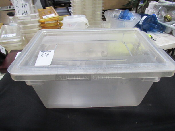 One Rubbermaid 5 Gallon Food Storage Container With Lid. Lid Corner Cracked.