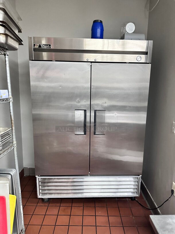 Working! True T-49 54 inch Two Section Reach In Commercial Refrigerator, (2) Left/Right Hinge Solid Doors, 115v NSF Tested and Working! - Image 2 of 9