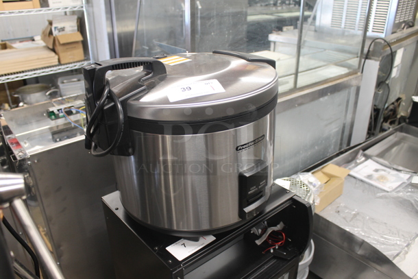 BRAND NEW SCRATCH AND DENT! 2022 Hamilton Beach 37560R Commercial Stainless Steel Electric Countertop 40/60 Cup Rice Cooker. 120V. Tested And Working!  - Image 3 of 8