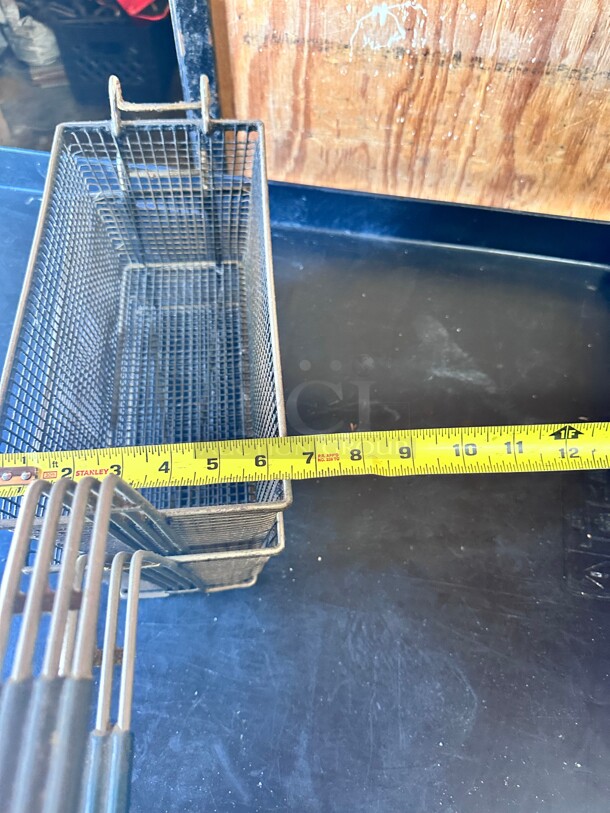 Pitco P6072184 Fryer Basket w/ Coated Handle & Front Hook, 13 x 7 x 6 NSF - Image 3 of 4